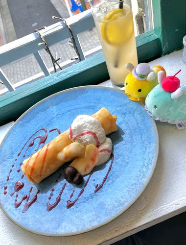 クレープやさんで おちゃ してきたよ〜
フォークとナイフでたべる！おしゃれクレープ！！