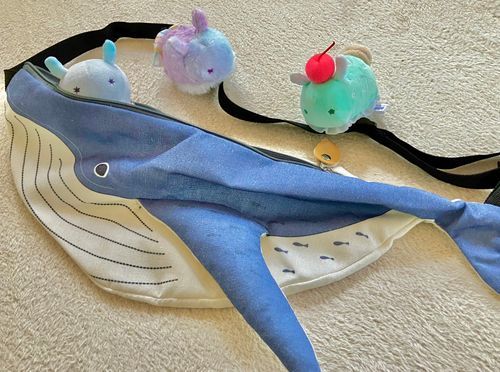 クジラさんの バッグ みつけたよ〜！
これに はいれば みんな いっしょに おでかけ できるかも！