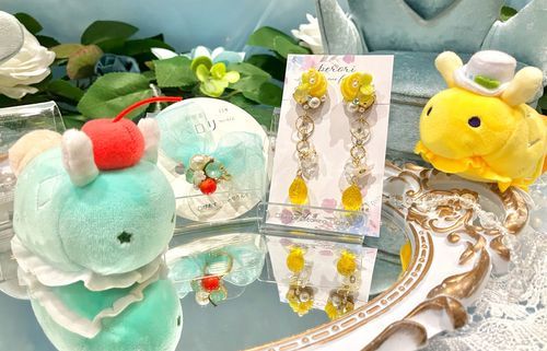 ハンドメイドの てんじ みにいって きたんだよ〜
レモンと クリームソーダの キラキラ アクセサリー！
ぼくたちと おそろい！