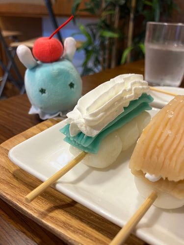 おでかけした ひの しゃしんだよ！
カラフルな おだんご たべたよ！
あおいのは ラムネあじ なんだって〜