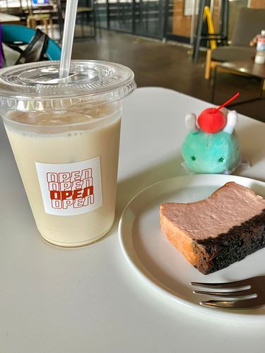 おいしい いちごチーズケーキ！
おでかけ したけど、おてんき わるいから おみせで ゆっくり すごしたよ〜