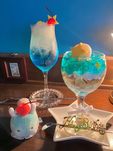 にんげんの おたんじょうびの おいわい してきたよ〜
おしゃれな パフェと クリームソーダ！
どっちも ぼくみたいで かわいいでしょ