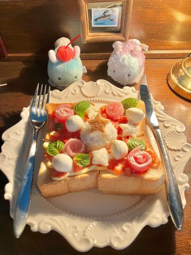 きのうの おしゃしんの つづきだよ！
かわいい トーストも たべました。
おはなばたけ みたいだね〜