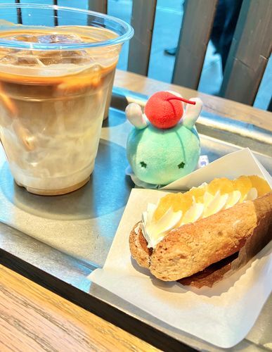 おでかけして カフェで きゅうけい！
おそとの みえる カフェ、みんな いそがしそうだけど ぼくは ゆっくり しちゃお〜💤