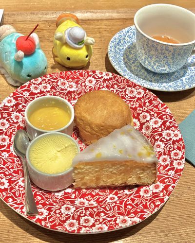 おちゃかい したひの しゃしんだよ〜！
レモンのケーキと スコーン！すっぱくて おいし〜！
おちゃも いっぱい のみました。