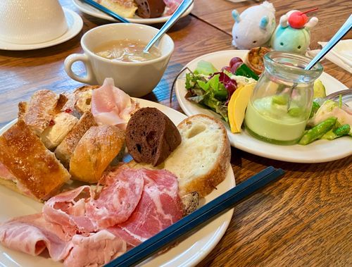おいしい ごはん！たべてきたよ〜！！
ビュッフェだから すきなだけ やまもり！
なにから たべようかな〜