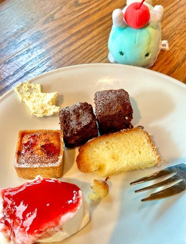 デザートも ちょっと たべたよ
ごはんで おなか いっぱい！
もっと いっぱい たべたいよ〜