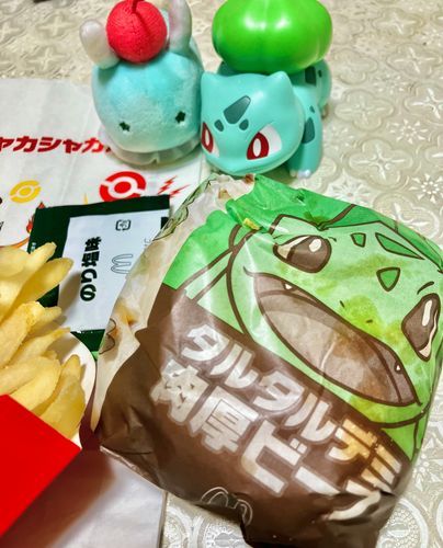 マックの バーガー たべたよ〜！
おかおが かいてある…？
もしかして きみって ゆうめいじん？