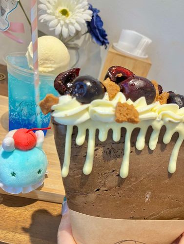 おいしい クレープ たべました。
ボリューム いっぱい！クリームソーダも ある！
ごうかだねぇ。