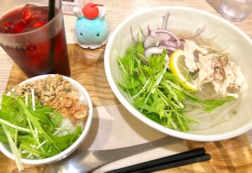 おでかけして ごはん たべました。
フォーと ガパオごはん。よくばりセット。