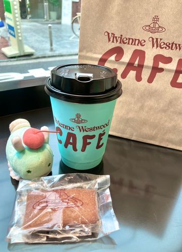 おしゃれな カフェで おちゃ しちゃった！
なんか ステキな ブランドの おみせ なんだって。
カップの いろも ぼくと おそろいだし、ぼくも おしゃれさん なのかも〜