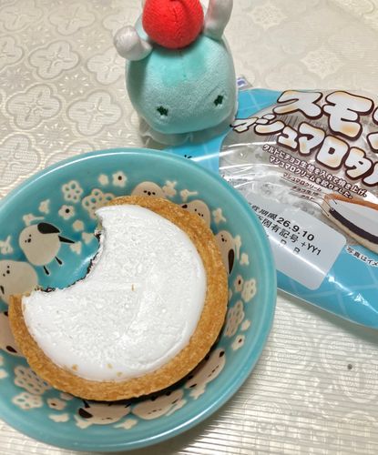 おやつ だよ〜！マシュマロの のった タルト！
おしゃしん とるの わすれて にんげんが ひとくち たべちゃったんだよ。
くいしんぼ だね〜。
