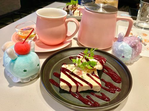 かわいい カフェで ティータイムだよ〜！
おやすみ いっぱい つづくけど おてんき わるい みたいだね。
もっと おでかけ できるかな〜
