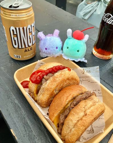 おそとで ハンバーガー たべてきたよ！
はんぶんこにして こんがり やかれてるから サクサクで おいしかった〜！