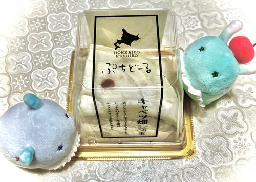 はじめて みる おかし！かってみたよ
パイきじの あいだに クリームが いっぱい つまってて おいしかったよ〜