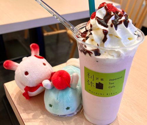 おでかけした ひの しゃしんだよ〜
いちごの シェイク！ 
おそとは ちょっと さむいけど まだまだ つめたい のみもの おいし〜