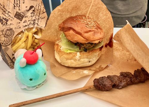 おでかけした ひの しゃしんだよ！
ハンバーガーの やたい いっぱいの おまつりに いったよ〜
すみびやきの ステーキと バーガーだって！
ボリュームいっぱい で おいし〜！