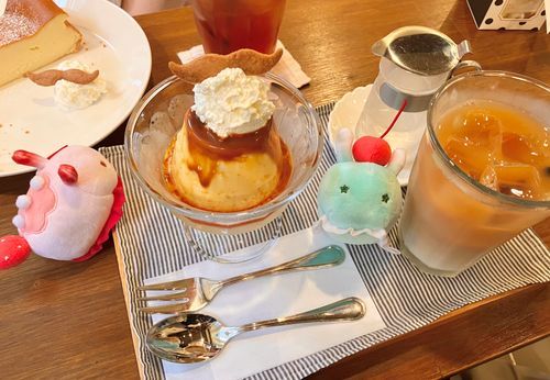 カフェで プリン！
うえに おひげの かたちの クッキーが
 のってるんだよ〜！
ダンディ〜 だれの おひげ だろ？