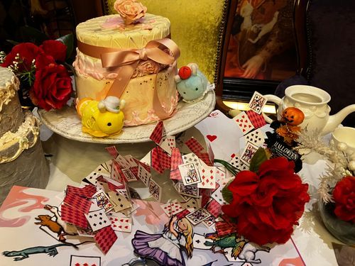かわいい カフェに いってきたよ〜！
いい ばしょが あったから きねんさつえい
えほんの なかに はいっちゃった みたい〜