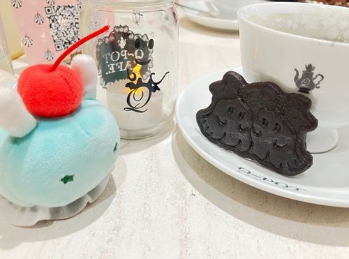 こっちは ふたごの オバケちゃんの クッキー！