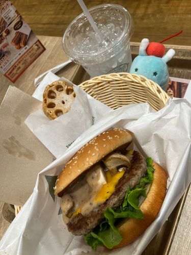 おひる！ハンバーガーたべたよ〜
さいきん にんげんは ハンバーガーが ブームみたい。
いろんな おみせの きかんげんていを ためして みたいんだって〜