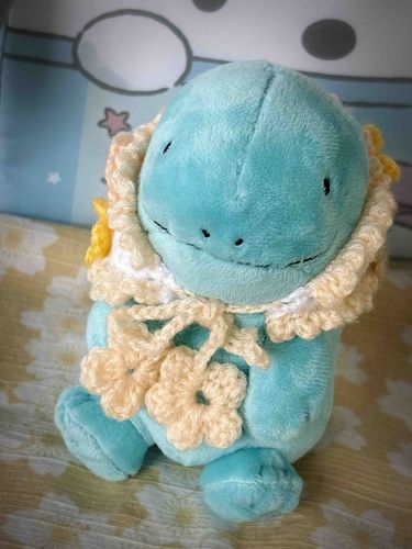 ちびヌオだぬ。まいにちヌシのかいしゃにつれてこられてひまをもてあましてるぬ。かいしゃっておもしろくないところなんだぬなー(˙𐃷˙)ところでヌシにヘッドドレスをあんでもらったぬ！スヌードっぽくもなっておきにいりぬ(˙𐃷˙)