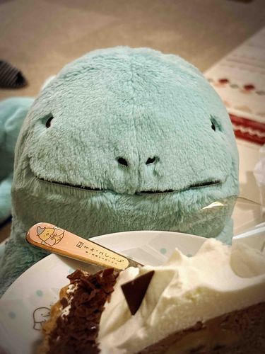 たーたんだぬ！これはヌシのおかーぬんの誕生日おめでとうケーキ！ちびヌシがだいすきなチョコバナナタルトぬ！おいしいぬよ〜(˙𐃷˙)