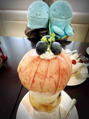🍑のぱっふぇをたべにきましたぬ！旬のくだものはおいしいぬね(˙𐃷˙)