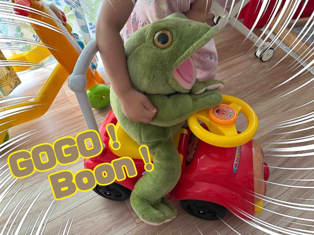 やっほー!
長男坊スケだよっ🐸
アンパンマンカーに乗せてもらったよォ~!!!Boon!!!
2ヶ月ぶりの投稿!いぇい!
ボクたちのこと覚えてる?忘れてないよねー?!
みんな元気にしてるぅ?!
我が家は毎日目まぐるしいスピードで進んでるよっ🫥◀◁◀ご主人様を表す絵文字はこれなんだって!顔が消えかかってるよォ!大丈夫なの?!スケは心配で仕方ない💦
そうそう!息子くんは8月3日🍯はちみつの日に1歳を迎えたよォ~👦🏻⭐️オメデトウ㊗️♡早いね!最近、ひとりでたっちしてるぅ❤️歩けるようになるのたのしみだなぁ🐸ふふん
👧🏻夏休み中の娘ちゃん!この夏、去年は苦手だったプール遊びを克服したよ🏊✨成長したねっ!弟に対抗して、時々「赤ちゃんになるぅ🍼👶」って言ったりするよ🐸うんうん、スケは大きい赤ちゃんもイイと思う👍🏻✨️
赤ちゃんに戻りながらお姉ちゃんになっていくのかなぁ。1歩1歩🐸🌈ふふん