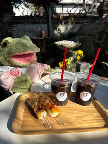 ガーコちゃん🐸Part✌️
神社内にオシャなcaféがあって、『お清め団子🍡』とアイス珈琲を☕✨
お団子は仕上げの金粉のお塩をお清めして、巫女さんが仕上げてくれた😌
本当に贅沢な時間だったのね🐸
⛩
写真右上に注目!
見つけにくいと思うけど、よーく見てみると小さな可愛いかえるの石像が写ってるのねっ💓