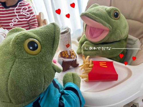 やっほぉ🐸
ボクぅ〜スケだよっ!
寒い冬がやってきて、お布団の中でのぬくぬくに幸せを感じる毎日だね💛
けど、朝起きて布団を出るのが苦行になるよね…叶うなら、ずーっと布団でダラダラしていたいよ🐸💦
でもさ、冬の楽しみと言えば🧡グラコロぉぉお〜!!!🍔🍟
飲み物は、最近ゼロコーラにハマってる‼️🥤
カッちゃん(スケはカクのことをカッちゃんと呼ぶ)
をグラコロの会にお誘いしたよぉ🐸
カッちゃんは野菜好きでハイカロリーな食べ物が苦手なんだけど、グラコロおいしいって言ってた!少ししか食べなくてさ、もっと豪快に食べてくれたらいいのに!笑
ご主人様もグラコロすきだよ🍔
年内に、あと3回は食べたいってさ🐸多すぎる?そんなことないよね?ボクたちもお供しよーっと🐸🐸フフフ
#グラコロの会
