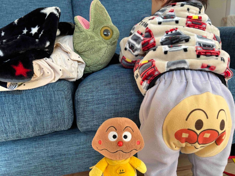 息子くん1歳5ヶ月になったのね🐸❣️
ガーコは…なんだか疲れてソファでゴロ寝🐸🛋あぁ〰️からだがソファに吸い込まれていく〰️!!!の図😂
なぜ疲れてるのか?というと、我が家、6日火曜日の朝から娘ちゃんが胃腸炎になってしまって😢幸い上だけで下からはなかった!それだけに回復は早くて、3日で完治✨✨✨今日は念願の幼稚園に行きましたとさ🐸
パパは上からと下からの胃腸炎💦ご主人様は処理とかしてたら気分悪くなって、何故か一日半の発熱🤒インフルBが胃腸炎を伴う発熱の症状あるらしく、一応検査をしたけど「陰性」で、ホッ。。。
息子くんは下からの胃腸炎😵💫我が家、 全快したのは第一感染者の娘ちゃんだけ😇ふぅ。
早く暗いトンネル抜けたい~
・
最近のお気に入りアンパンマンズボン🧡✨アンパンマンは子どもたちの人気者だよねー!
チラリと我が家のカレーパンマンが写りに来たよ🍛🍛🥄