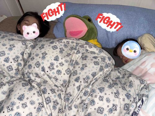 次男坊カクですっ🐸✨️
昨夜の寝かしつけ、ご主人様が布団から抜け出して家事をしてる間はカクが見守ったデスよ~!!!
子どもたちが寝返りをして潰されるリスクもありドキドキのカク🐸💦
結果、全然そんなことはなくて終始爆睡の子どもたちでしたよー🐸🌃🌙*゚ほっ。
・
・
息子くんが1歳半になって、娘ちゃんと20:00に寝るリズムが出来たからご主人様はとっても嬉しそうなんデス✨️
これはご主人様の頑張りの賜物ですよねぇ🐸