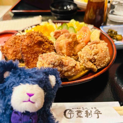 おひるに　とりへいで　からあげと　チキンカツの　もりあわせを　たべたよ。
メニューの　しゃしんより　りょうが　おおくて　びっくり！