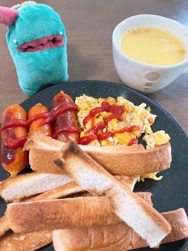 やまもり パンのみみ
あさごはん みたいな
おひるごはん だね。