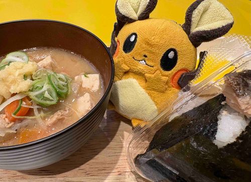 鮭おにぎりと豚汁ンネ！毎日こういうのがいいンネ…！