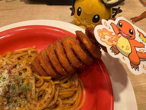 ガストのポケモンコラボメニューを食べに行ってきたンネ！ヒトカゲのほのおのうずミートソースパスタンネ！ぐるぐるのポテトが美味しかったンネ〜！