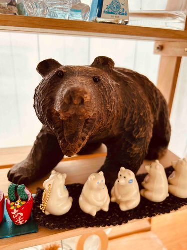 おしゃれな荒物屋さんからきました
つぶらな目と おしり がかわいいそうです  
なんかへんなおうちです