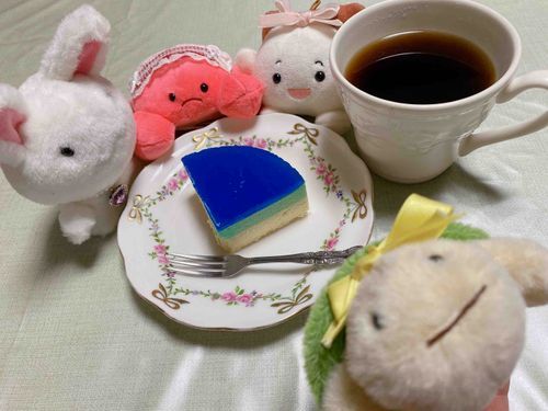青いチーズケーキ！
海をイメージしてるんだって〜
甘くて美味しい☺️