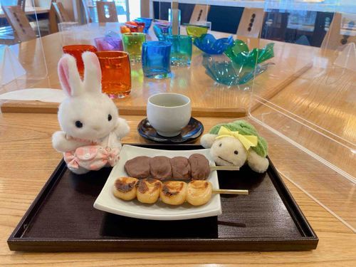 羽二重団子を食べてきたよ！
うさすけとカメックスもごきげんです