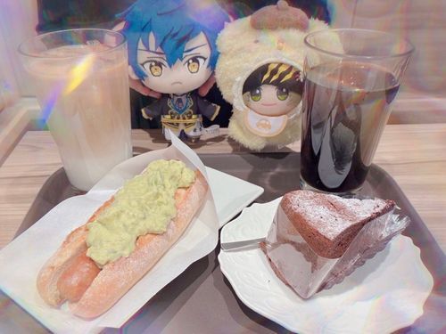 ししょの おともだちの おともだちと
いっしょに おしゃしん とったッス
ししょも たのしそうに
おしゃべり していたッス
にこにこ ししょで うれしッスね！