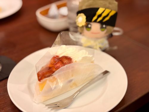 いちご の ケキー
かわいくて おいしそ ッス
ひとくち
……
うーん
あまあま ッス！