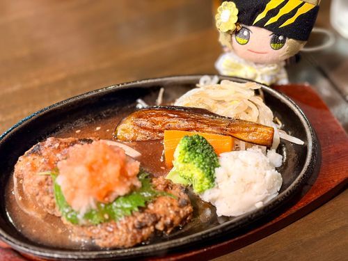ハンバーグ！
じゅわ じゅわ
おいしそッス

ひとくち……
じゅる……