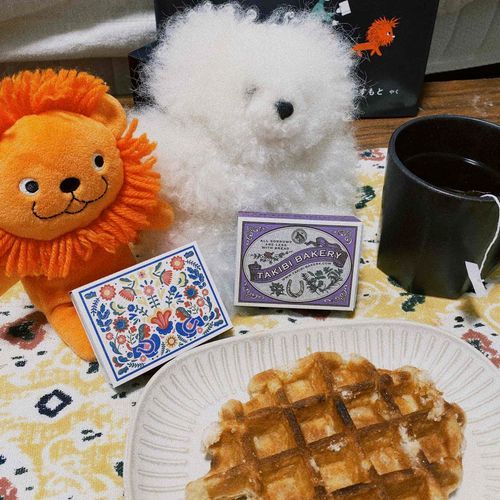 こんにちは、くまです。
きょうは
おうちにいるひとが
こうちゃをかってきました。
まっちばこ　みたい！