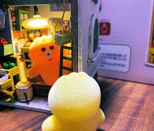 こんにちは。くまです。
おうちにいるひとが
みにちゅあというものをつくってました。

中をのぞいたら
ちいさいいきものが
おみせやさんしてたよー

くだものやさんみたい。
ぼくはみかんがすき