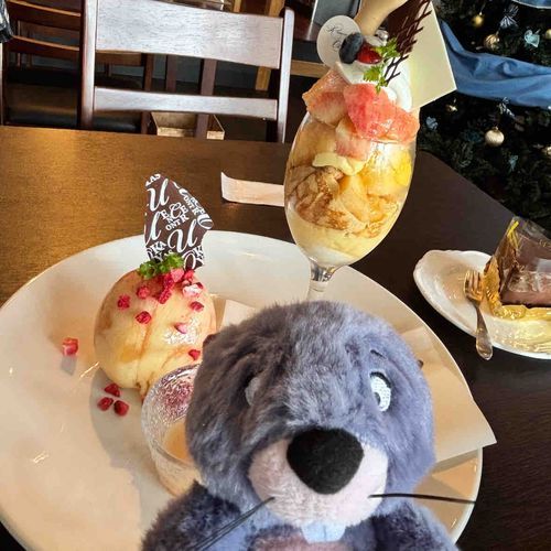 桃パフェに、丸ごと桃ケーキを追いも桃したよ🍑ひと夏分の桃を食べたな…