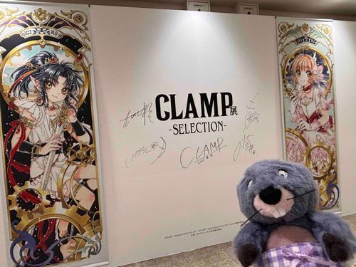 次男だ🕶️CLAMP先生の原画展へ行って来たよ。素晴らしい作品ばかり…あるじは、特に武器のデザインが好きなんだってさ〜　