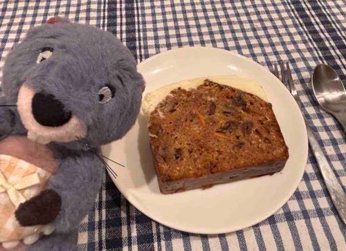 監督だ🦺夜遅くに食べるキャロットケーキ、美味しいな…しかしこの罪は重いぞ