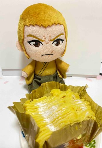 今いちじはんやぞ　ふろもはいらんでなにくっとるんや
わしとおなじいろしとるけど

もんぶらん？　けっこうまえくったけぇきのなかま？

おい　わしにもよこせ