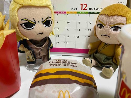 ひさしぶりのとうこうあんどめりぃくりすますやな

「めりーくりすます！！！」

これは家のモンがばいとさきでついさっきかってきたばかりのだぶるちぃずばぁがぁやな

「これうまいんか？」

家のモンはほとんどこれしかくわんからな　うまいにきまっとるわ

「じゃあきょうのごちそうってわけやな！」

まあそういうことになるんやろな